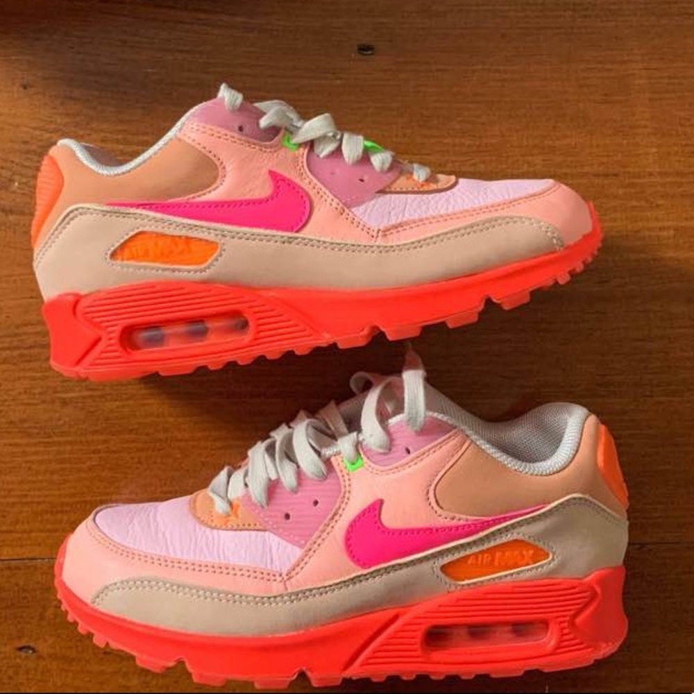 WOMENS NIKE AIR MAX 90’s in ‘Platinum Crimson’
